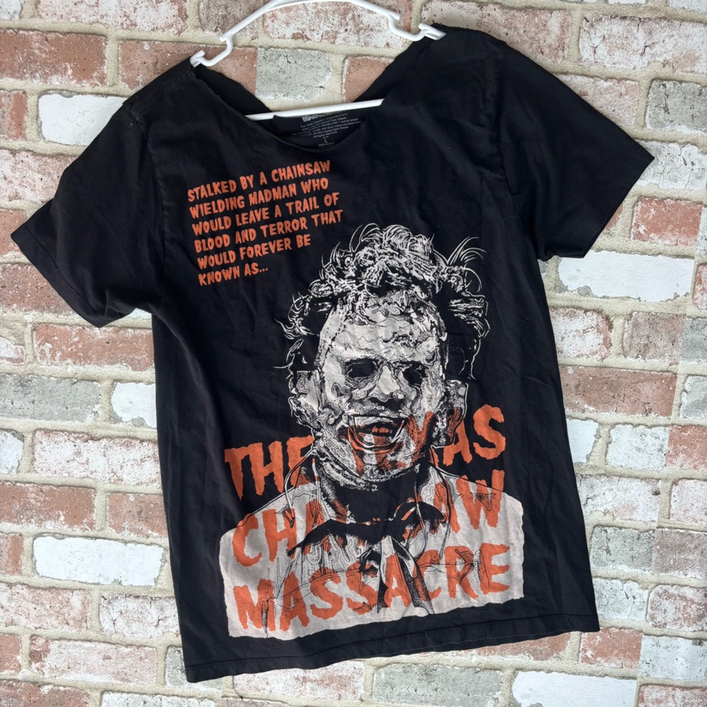 Texas Chainsaw Massacre Tshirt Cut Neckline Size L cotton Orange Black Hallowee